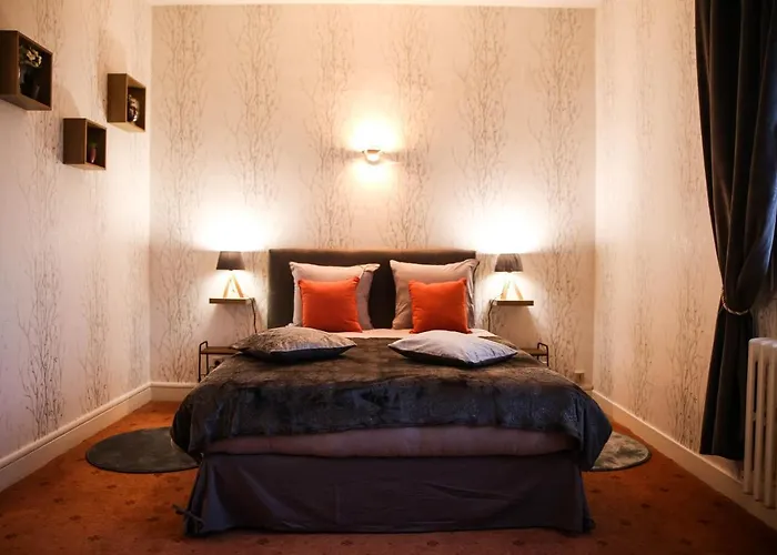 Aux Portes Du Chateau