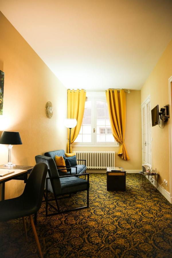 Aux Portes Du Chateau *